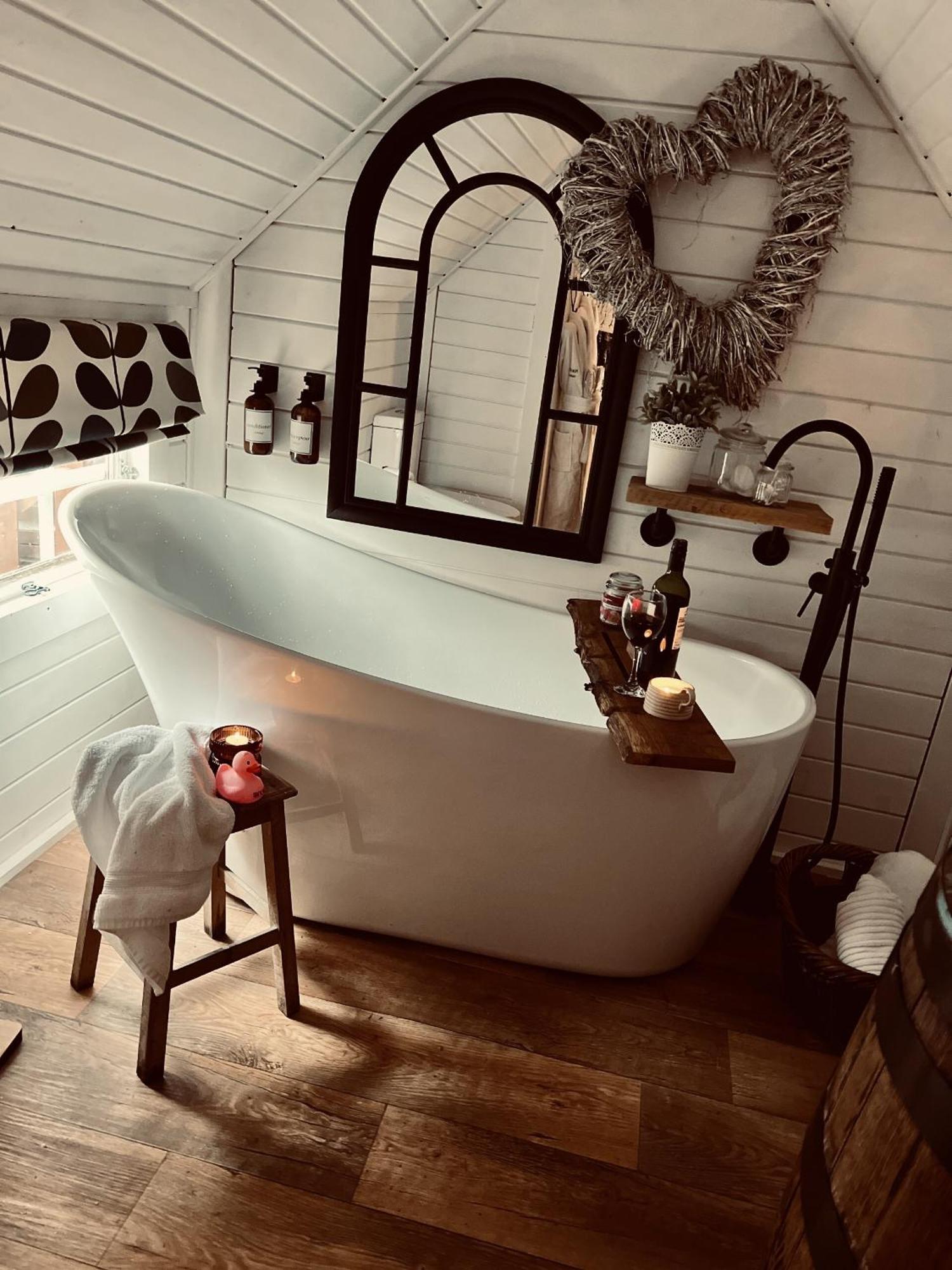 1 - Ein Trysor Cudd - Outdoor Bathtub - Incredible Views Villa Pont Sticill Exterior photo